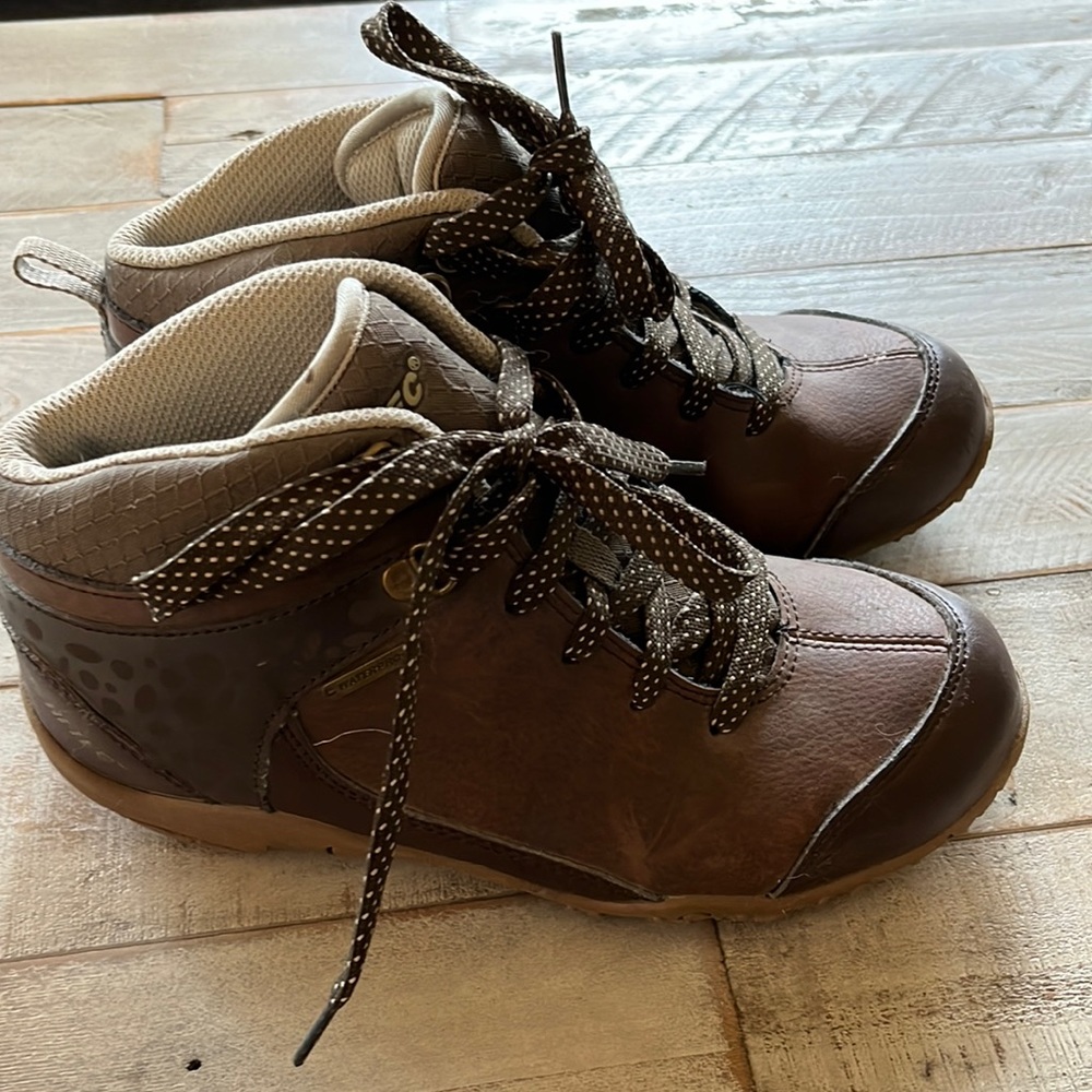 Hi-Tec brand waterproof hiking boots  womens size 6